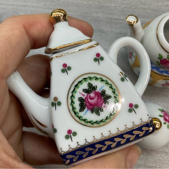 FOUR 1898 MINIATURE TEAPOTS WIYH LIDS - Picture 5 of 11